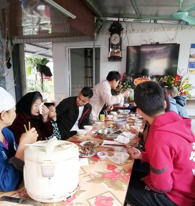 Một cầu thủ của HAGL khác là Văn Thanh đã cùng bố mẹ mổ lợn thiết đãi họ hàng, hàng xóm.