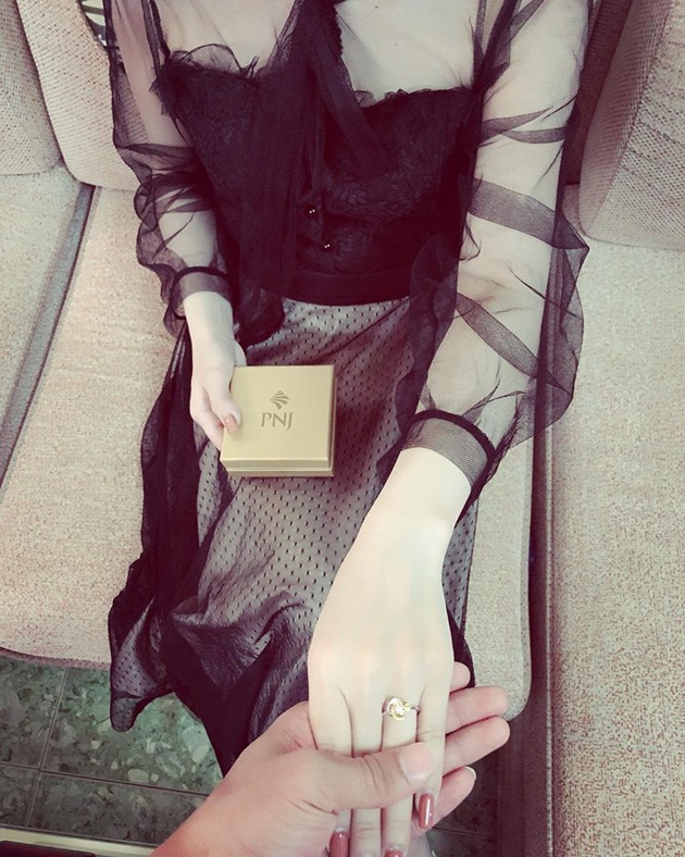 Văn Thanh cũng không quên tặng bạn gái xinh đẹp món quà ý nghĩa nhân ngày valentine. Cầu thủ người Hải Dương chia sẻ: "Cảm ơn em đã luôn ở cạnh anh qua những thăng trầm. Món quà nhỏ nhưng chân thành, mong em sẽ luôn hạnh phúc bên anh".