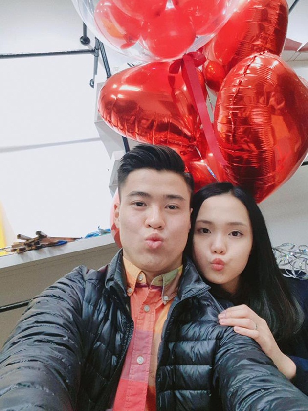 Duy Mạnh "tự sướng" với bạn gái xinh đẹp Quỳnh Anh trong ngày valentine. Năm nay, tiền vệ U23 Việt Nam tặng bạn gái hoa hồng và những trái bóng hình trái tim.