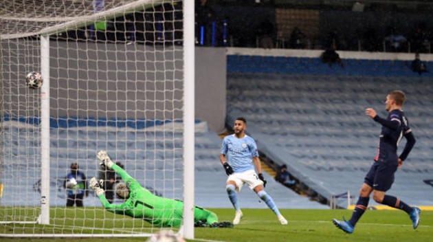 Mahrez hoàn tất cú đúp của trận đấu.