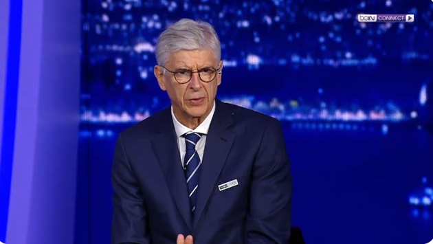 Wenger bình luận về pha bóng.