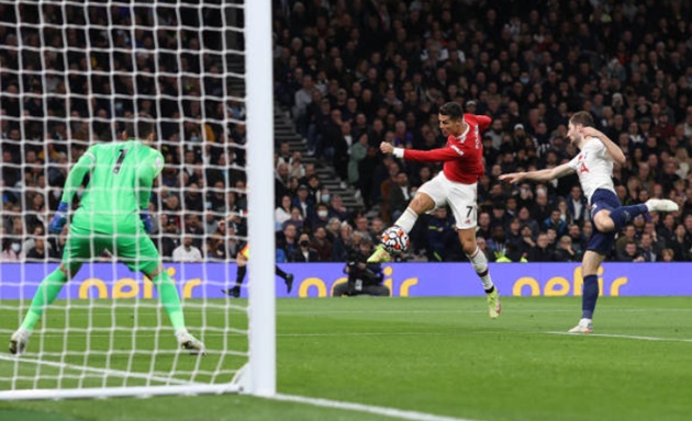 Ronaldo bắt volley đẳng cấp.