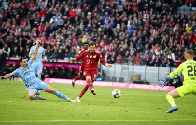 Xuất phát từ đường chuyền bị dội ra của chính Muller cho Lewandowski, anh nhanh chóng tỉa bóng cho Goretzka băng lên đối mặt Flekken. Cú sút quyết đoán sau đó không cho thủ thành đội khách cơ hội cản phá nào.