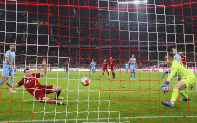 Alphonso Davies đi bóng đơn giản từ biên trái rồi chuyền vào trong cho Leroy Sane. Cú đệm lòng sau đó của cựu cầu thủ Man City vô tình trở thành đường chuyền ngon ăn cho Lewandowski đối mặt khung thành trống.