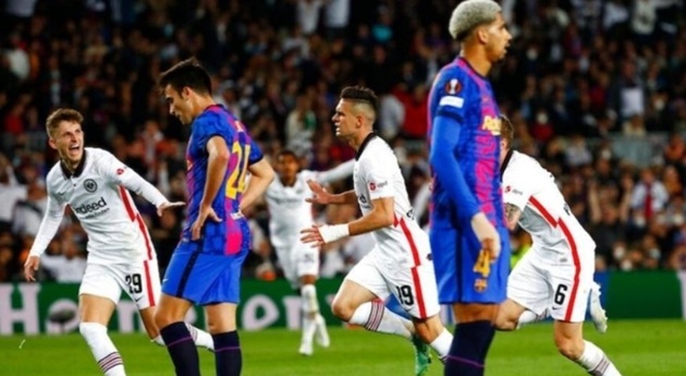 Eintracht Frankfurt đang thể hiện phong độ đáng sợ ở Europa League mùa này khi họ đã kéo dài chuỗi trận bất bại lên con số 10. Trước West Ham, Gã khổng lồ xứ Catalan - Barcelona là nạn nhân của đội bóng nước Đức.