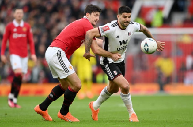 Fulham gây nhiều khó khăn cho Man Utd nửa đầu hiệp một. Đội khách sẵn sàng pressing tầm cao nhằm ngăn chặn những tình huống triển khai bóng từ sân nhà của Quỷ đỏ.