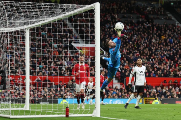 De Gea cản phá cú đánh đầu của Mitrovic.