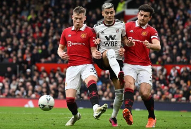 Sự cơ động của Willian, Bobby Reid và người cũ Andreas Pereira khiến hàng thủ Man Utd phải vất vả chống đỡ.