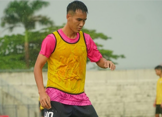 Đinh Văn Hùng tạm xa bóng đá một thời gian.
