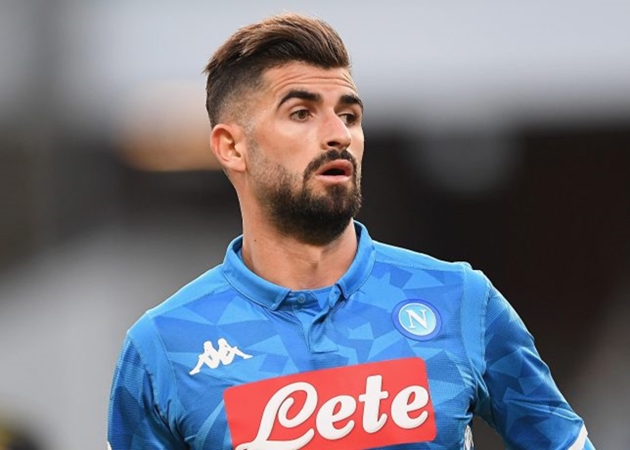 2. Elseid Hysaj (Napoli). Nếu Maitland-Niles được xem như sự lựa chọn hàng đầu của Arsenal ở mùa giải này, họ sẽ muốn tìm một ngôi sao có khả năng bọc lót để hỗ trợ từ phía sau cho tài năng trẻ người Anh và vì vậy, cái tên Hysaj lại trở nên cực kỳ hợp lý.