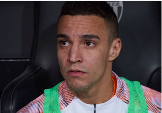 Gần đây, Barcelona cũng từng ngỏ ý muốn chiêu mộ chân sút sinh năm 1991. Tuy nhiên, việc Valencia yêu cầu mức phí lên đến 50 triệu euro đã khiến họ nhanh chóng rút khỏi thương vụ này.