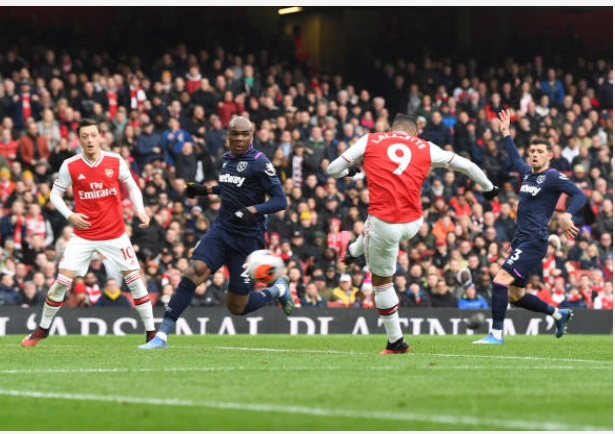 Trong bối cảnh hợp đồng giữa Lacazette và Pháo thủ chỉ còn thời hạn khoảng hai năm, đã có rất nhiều ông lớn châu Âu lên kế hoạch thâu tóm ngôi sao 28 tuổi.