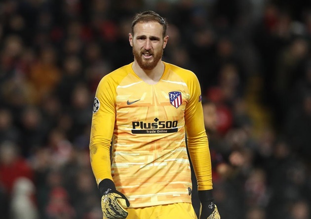 Jan Oblak (2014 - hiện tại). Atletico đã biến Oblak thành thủ môn đắt giá nhất trong lịch sử câu lạc bộ khi bỏ ra khoản tiền trị giá 16 triệu euro để chiêu mộ anh từ Benfica vào mùa hè năm 2014. Tuy nhiên, thủ môn người  Slovenia đã chứng minh mình xứng đáng với từng xu mà CLB đã bỏ ra.