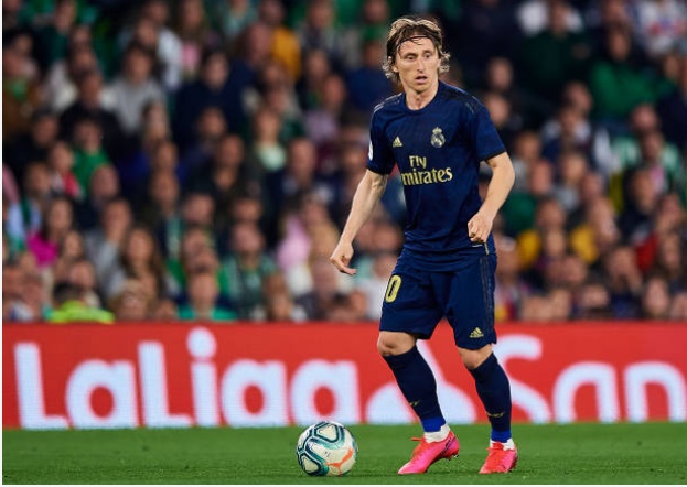 1. Tương lai của Modric. Dù từng đóng vai trò vô cùng quan trọng trong thời kỳ hoàng kim CLB, tuy nhiên tiền vệ người Croatia đang dần cho thấy sự sa sút phong độ vì vấn đề tuổi tác. Do vậy, CLB sẽ xem xét ý định của Luka Modric khi mùa giải kết thúc. Hiện tại, anh đang nhận được lời đề nghị từ CLB Inter Miami ở MLS.