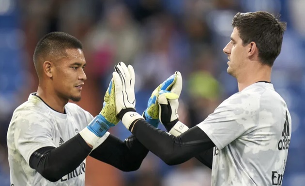 3. Thủ môn dự bị sẽ là ai? Rõ ràng Thibaut Courtois sẽ nắm chắc suất bắt chính tại Real. Tuy nhiên, Los Blancos đang rơi vào tình thế khó khăn trong việc chọn người gác đền dự bị khi cả Alphonse Areola và Andriy Lunin đều rất chất lượng.