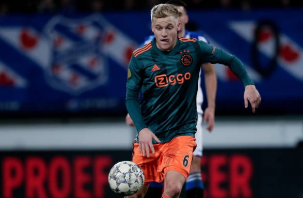 5. Real sẽ chiêu mộ Van de Beek? Theo Marca, Real đã đạt thỏa thuận miệng với Ajax về việc chiêu mộ tiền vệ người Hà Lan, nhưng vẫn còn phải xem liệu Los Blancos có đưa ra động thái cụ thể vào mùa hè hay không. Bởi hiện tại, Zidane vẫn ưu tiên mua Paul Pogba hơn.