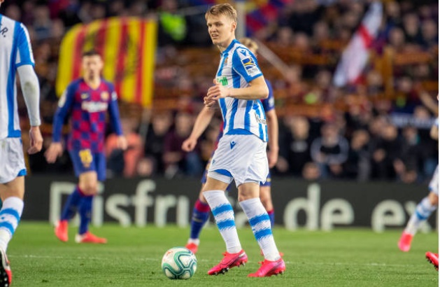 6. Martin Odegaard sẽ chọn Real? Sau những màn trình diễn ấn tượng trong màu áo Real Sociedad, tiền vệ người Na Uy ắt hẳn đã ghi điểm trong mắt ban lãnh đạo Los Blancos. Nhưng anh vẫn lo ngại về việc được đá chính, vì thế Odegaard muốn nói chuyện với huấn luyện viên trước khi đưa ra bất kỳ quyết định nào.