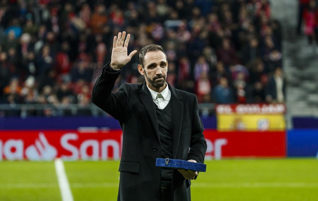 Juanfran Torres (2011 - 2019). Xuất phát điểm là một tiền đạo dạt cánh, nhưng để thích nghi với chiến thuật mà Simeone đưa ra, Juanfran đã dần thay đổi và trở thành một trong những hậu vệ cánh phải xuất sắc nhất La Liga. Sau khoảng thời gian dài gắn bó cùng Atletico, anh nhận được 1 danh hiệu La Liga, 1 Copa del Rey, 2 danh hiệu Europa League và 2 Siêu cúp châu Âu .