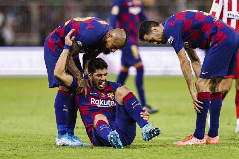 Chấn thương dai dẳng của Luis Suarez đã đẩy hàng công Barcelona rơi vào tình trạng thiếu hụt nhân sự trầm trọng.
