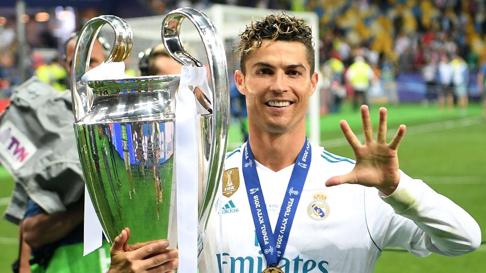 Ảnh bài viết 10 danh thủ vĩ đại nhất lịch sử Real Madrid: Số 1 thuyết phục; Zidane xếp sau 2 người