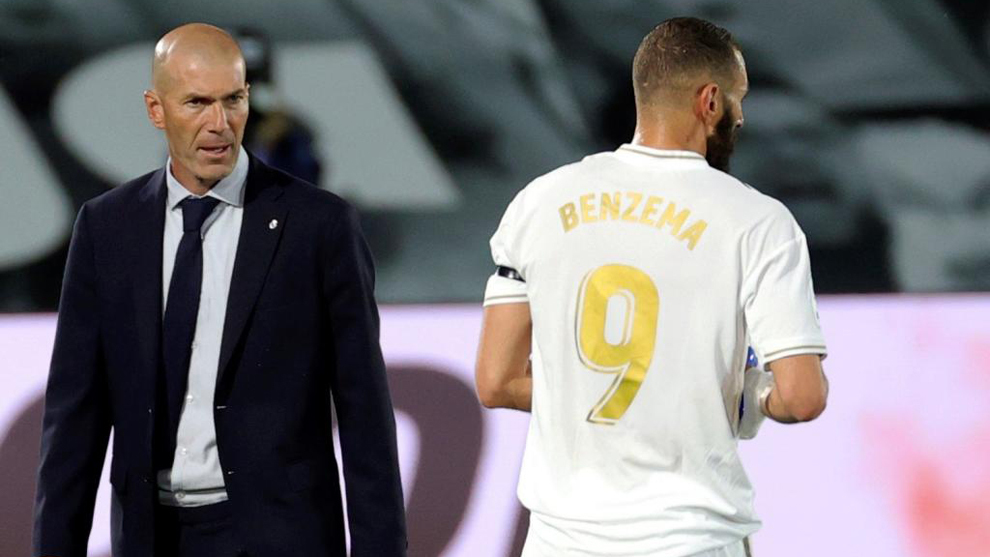 Ảnh bài viết Phóng viên 'nâng' Barca, HLV Zinedine Zidane phản ứng ra sao?