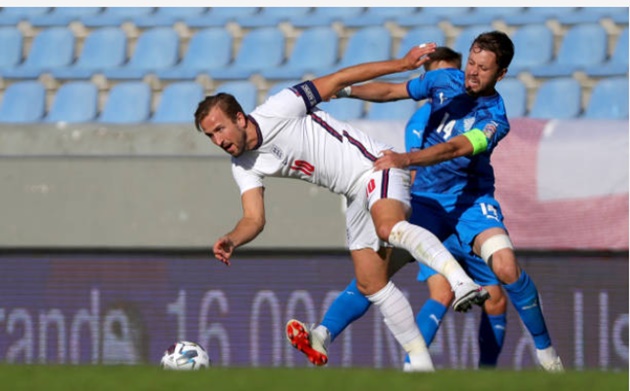 Sở hữu một đội hình vượt trội so với đối thủ, đoàn quân HLV Gareth Southgate giành quyền kiểm soát thế trận ngay sau tiếng còi khai cuộc. Phút thứ 7, họ đã khiến mành lưới Iceland rung lên tuy nhiên bàn thắng không được công nhận do Harry Kane rơi vào thế việt vị.