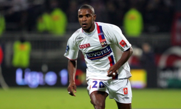 Hậu vệ phải: Eric Abidal. Gia nhập Barcelona vào tháng 7 năm 2007, ông từng giành vô vàn danh hiệu cùng đội bóng xứ Catalan trước khi trở về quê nhà đầu quân cho AS Monaco vào năm 2013. Dù sở trường chơi ở vị trí hậu vệ trái tuy nhiên ở thời kỳ đỉnh cao phong độ, Abidal hoàn toàn có thể đảm nhận tốt vai trò ở cánh đối diện.