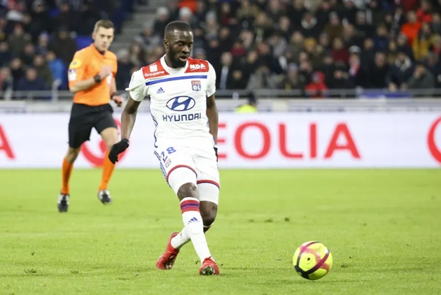 Tiền vệ phòng ngự: Tanguy Ndombele. Sau những màn trình diễn ấn tượng trên đất Pháp, Ndombele cập bến Spurs với mức giá kỷ lục trong lịch sử đội bóng (60 triệu euro). Nhưng hiện tại, anh đang dần đánh mất chính mình và đứng trước nguy cơ bị Jose Mourinho loại khỏi kế hoạch.
