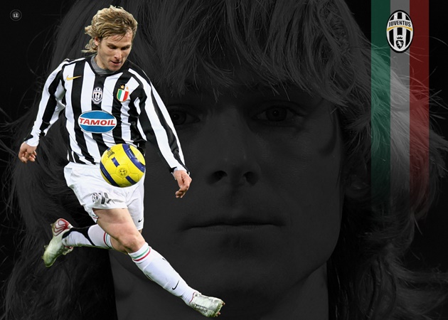 Người đồng đội một thời của Buffon, Pavel Nedved cũng xuất hiện trong poster quảng cáo của Pepsi.