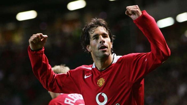 Đá cao nhất trên hàng công là Ruud Van Nistelrooy, cây săn bàn hàng đầu của Man United thời điểm đó.