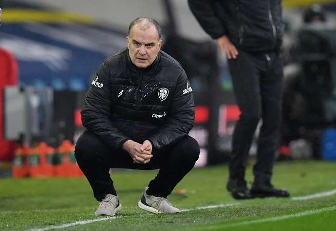 3. Leeds United. Tân binh EPL được truyền thông đánh giá cao ở khả năng triển khai bóng nhanh và gây áp lực liên tục về phía khung thành đối thủ. Tuy nhiên, việc bộ đôi hậu vệ cánh dâng quá cao trong các tình huống tham gia tấn công cũng ảnh hưởng rất nhiều đến khả năng phòng ngự của họ.