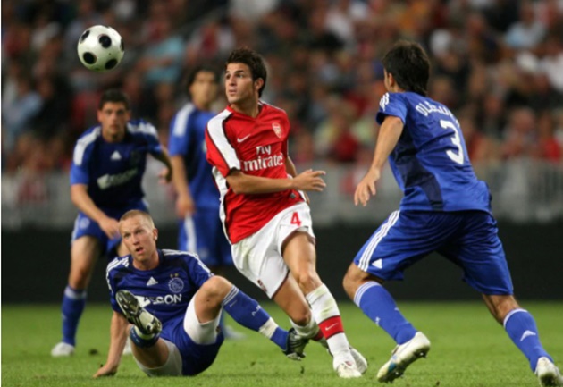 2. Cesc Fabregas. Từng được xem là hiện tượng tại Arsenal, tiền vệ người Tây Ban Nha thi đấu cực kỳ bùng nổ kể từ khi được HLV Arsene Wenger cho ra mắt đội một, nhưng sau khoảng thời gian dài hạn hán danh hiệu, anh quyết định chuyển đến Barcelona để phát triển sự nghiệp. Mùa hè 2014, F4 tiếp tục bén duyên với EPL, tuy nhiên thay vì Arsenal, anh lại quyết định chọn Chelsea làm bến đỗ mới. Tại đây, cầu thủ sinh năm 1987 đã 2 lần nâng cao danh hiệu Premier League trước khi chia tay CLB vào cuối mùa giải 2018/19.