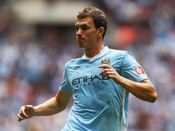 3. Edin Dzeko (Manchester City). Mùa giải 2012/13, tiền đạo người Bosnia đã đánh dấu cột mốc đáng nhớ tại Premier League khi chỉ mất 2 phút để tạo nên cú đúp (ghi bàn ở các phút thứ 2 và thứ 4).