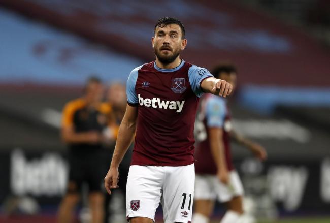 9. Robert Snodgrass. Dù không còn mang lại nhiều đóng góp cho West Ham và trở thành người thừa dưới triều đại HLV David Moyes, song lão tướng người Scotland lại lọt vào tầm ngắm của một đội bóng khác tại Premier League, West Brom.