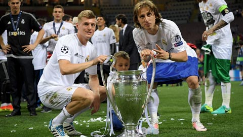 Nơi trung tâm hàng tiền vệ sẽ là sự hiện diện của cặp đôi "nhạc trưởng Real Madrid", Toni Kroos và Luka Modric. Đến thời điểm hiện tại, hai ngôi sao này vẫn đang duy trì phong độ ổn định và vẫn chiếm một suất đá chính trong đội hình Los Blancos.