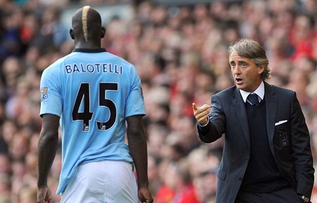 Balotelli gây nhiều tranh cãi trên sân cỏ.