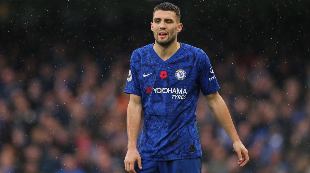 9. Mateo Kovacic (45 triệu euro). Sau một mùa giải chơi cho Chelsea dưới dạng cho mượn, chân chuyền người Croatia đã được Real Madrid bán đứt cho đội chủ sân Stamford Bridge. Tại đây, Kovacic đang đảm đương trọng trách cầm nhịp trận đấu và "chia bài".