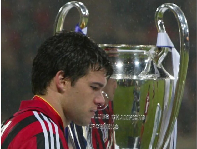 4. Michael Ballack. Huyền thoại người Đức được mệnh danh là vua về nhì sau thất bại liên tiếp trên cả 4 đấu trường Bundesliga, DFB Pokal, Champions League và World Cup vào năm 2002. Chưa dừng lại ở đó, cơn ác mộng còn lặp lại với Ballack ở năm 2008 khi anh lại một lần nữa về nhì ở cuộc đua Premier League, Champions League và cả kỳ EURO.