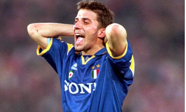 6. Alessandro Del Piero. Giai đoạn cuối những năm 1990 và đầu 2000 đánh dấu một khoảng thời gian khó khăn đối với nhạc trưởng người Ý, khi phải chịu thất bại trong ba trận chung kết Champions League và phải giành huy chương bạc tại EURO 2000.