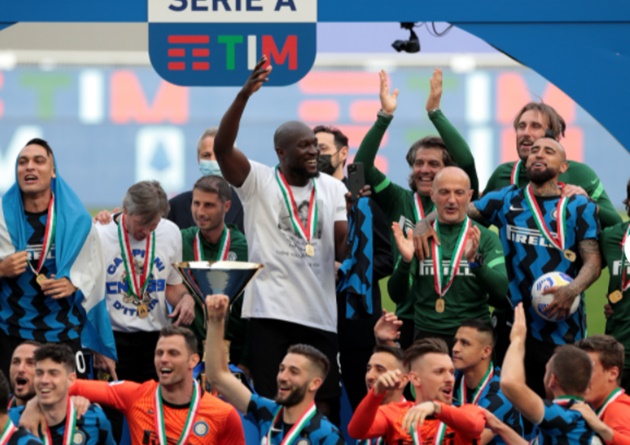 Sau trận đấu, các ngôi sao Nerazzurri đã cùng nhau nâng cao chiếc cúp vô địch.