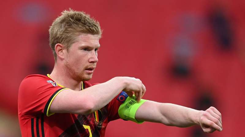 Tiền vệ trung tâm: Kevin De Bruyne (Manchester City & Bỉ) - 7,65. Ngôi sao sinh năm 1991 đã phải ngồi ngoài một khoảng thời gian khá dài trong mùa giải vừa qua, song kể từ khi trở lại, anh lập tức thể hiện rõ tầm ảnh hưởng vào lối chơi Man City, góp phần quan trọng giúp CLB này giành Premier League.