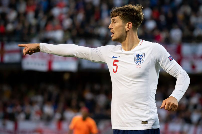 Trung vệ: John Stones (Anh - 30 triệu euro). "Hồi sinh" mạnh mẽ và trở thành nhân tố chủ chốt giúp Manchester City gặt hái thành công mùa này, cựu cầu thủ Everton có thể sẽ nắm chắc một suất đá chính trong đội hình Tam sư.