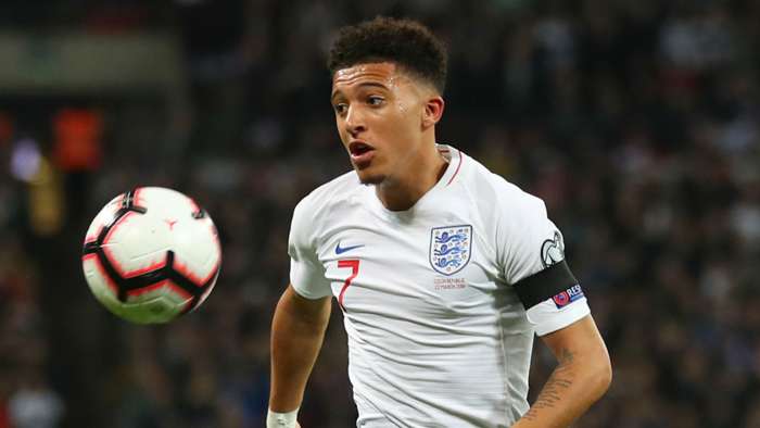 Tiền vệ phải: Jadon Sancho (Anh - 100 triệu euro). Ngôi sao sinh năm 2000 vẫn tiếp tục duy trì phong độ ấn tượng ở mùa giải vừa qua. Theo nhiều đồn đoán, rất có thể anh sẽ trở lại xứ sở sương mù vào kỳ chuyển nhượng hè để khoác lên mình màu áo Man Utd.