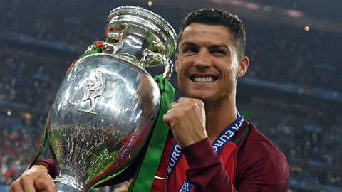 Tiền đạo: Cristiano Ronaldo (BĐN). Siêu sao sinh năm 1985 là đầu tàu đưa Selecao châu Âu vào đến trận chung kết EURO năm đó, tuy nhiên chấn thương đã khiến anh rời sân sớm ở màn chạm trán cuối cùng. Hiện tại, Ronaldo vẫn đang tỏa sáng trong màu áo Juventus, nhưng nhiều khả năng anh sẽ tìm kiếm bến đỗ mới trong mùa hè này.
