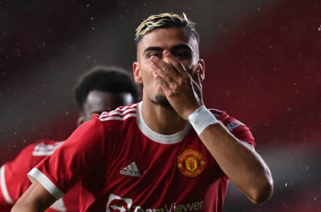 Ảnh bài viết Phát cuồng với siêu phẩm, fan Man Utd gọi tên Pirlo tiền mùa giải