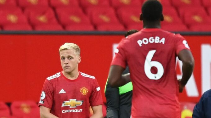 Ở vị trí tiền vệ lệch trái, Paul Pogba gần như chắc chắn nắm suất đá chính. Chân chuyền người Pháp được đánh giá cao hơn nhiều so với Donny Van de Beek, dù cựu sao Ajax đã cho thấy sự cải thiện trong thời gian vừa qua.