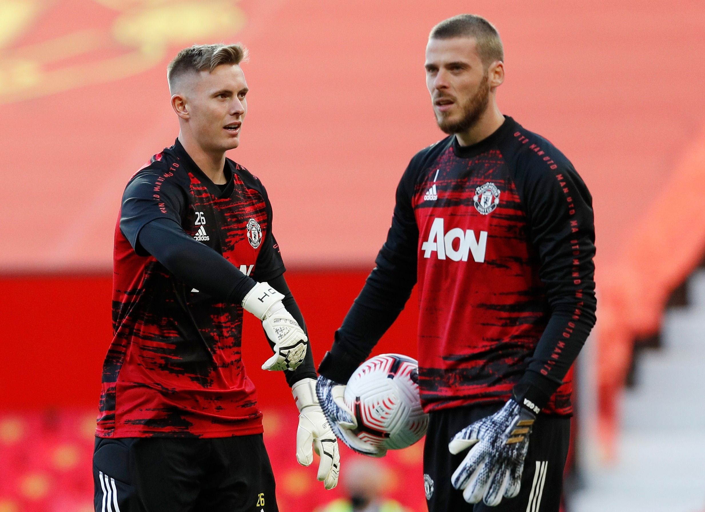 Ở vị trí người gác đền, HLV Ole Gunnar Solskjaer ắt hẳn sẽ vô cùng đắn đo trong việc lựa chọn De Gea hay Dean Henderson.