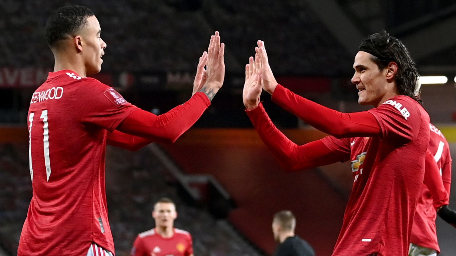 Vị trí trung phong gần như sẽ được trao cho Edinson Cavani. Tuy nhiên sau màn trình diễn ấn tượng của Mason Greenwood ở trận mở màn mùa giải, tiền đạo trẻ người Anh cũng chứng minh rằng, anh hoàn toàn có thể tỏa sáng khi được đặt vào vai trò số 9.