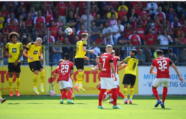 Pha lập công làm bùng nổ cầu trường Dreisamstadio.