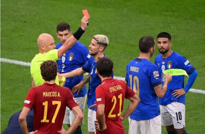 Bonucci rời sân ngay từ phút 42.
